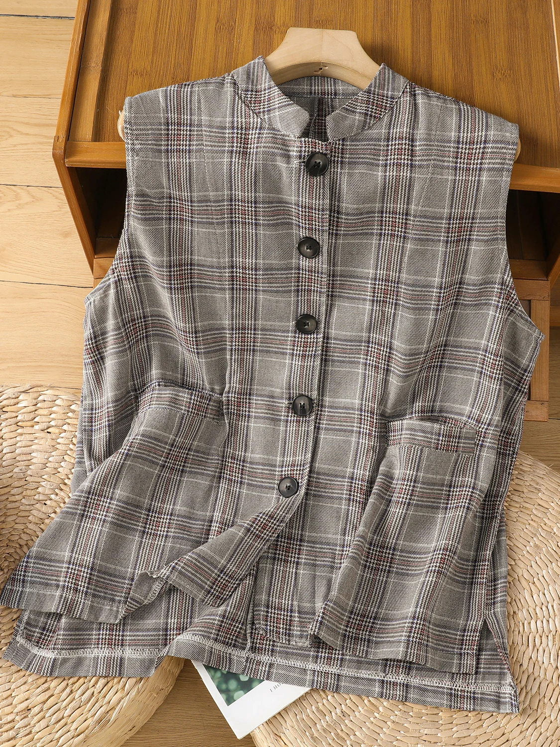 

Льняной жилет в клетку в стиле ретро, женский летний 2022, свободный многослойный воротник, хлопково-льняная накладка на плечо, верхняя пуговица, обычная длина