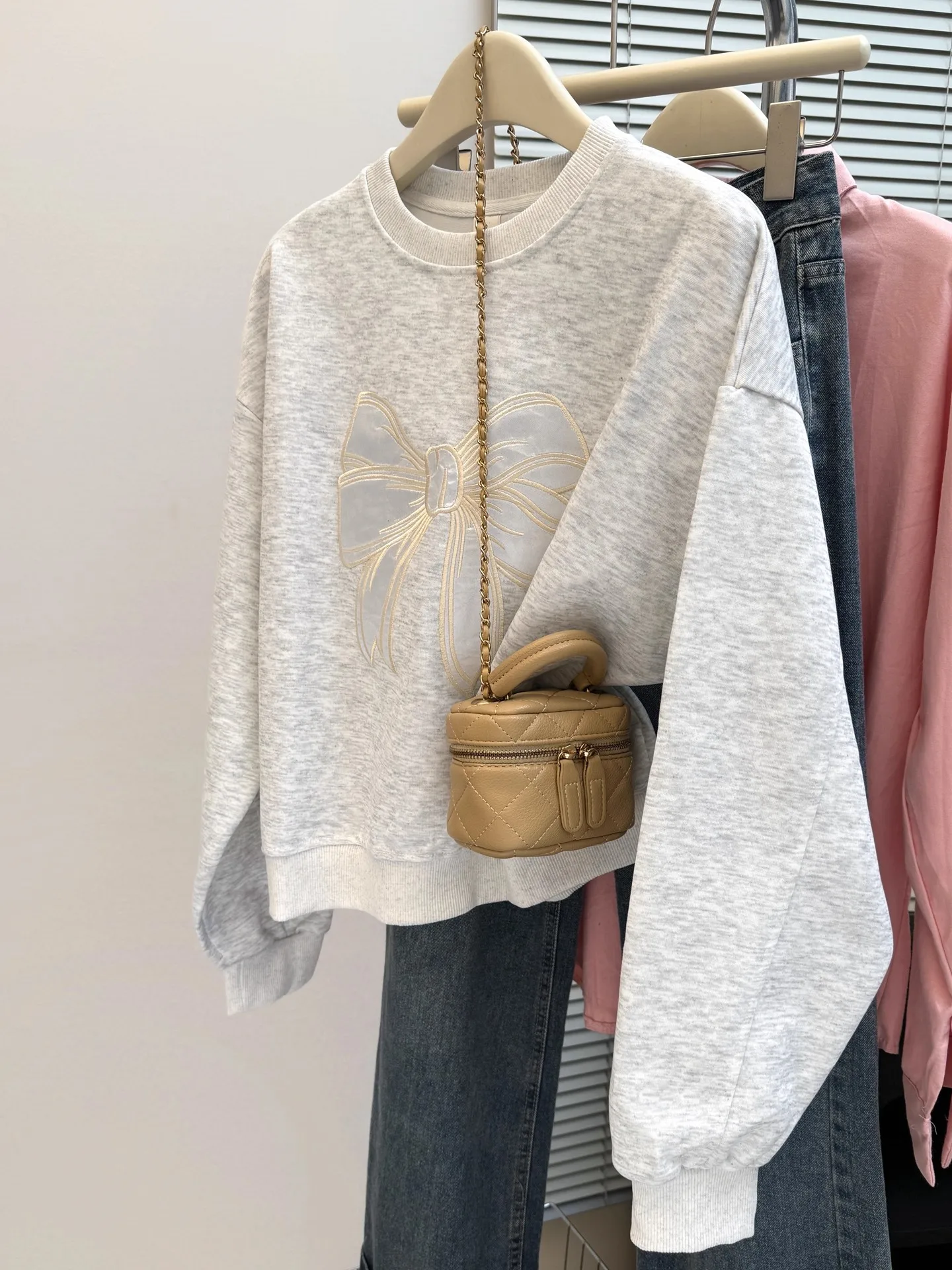 

Корейский свитер Sle Chic Sweet Spicy round Ne Long Sve, женский весенне-осенний тонкий свободный топ с вышивкой и узлом...