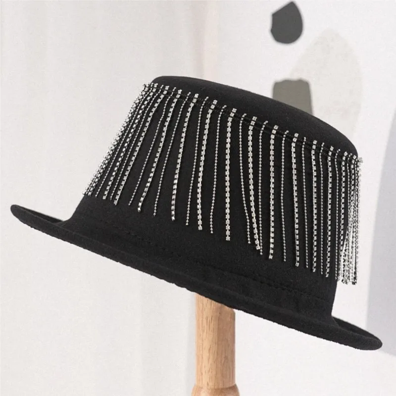 The felt high-top hat with chain tassel decoration features a niche design an exquisite and fashionable
