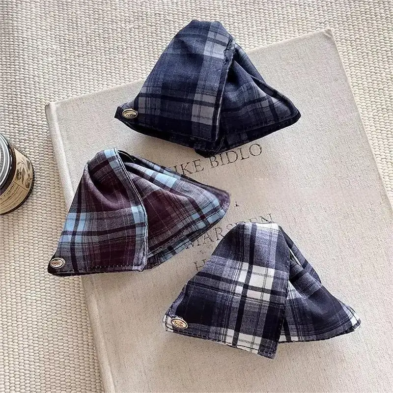 

Элегантная заколка для волос в стиле преппи с клетчатым узором и золотой этикеткой — стильный и универсальный аксессуар для высокого хвоста для женщин