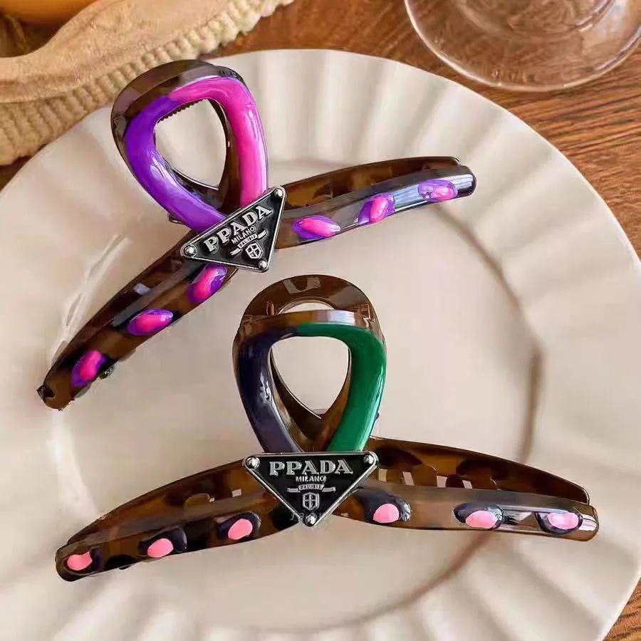 

Новая цветовая гамма глянцевых заколок для женщин - классическая заколка в форме акулы для затылка - большой аксессуар для волос.