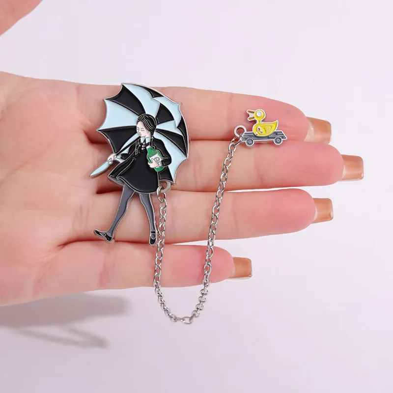 الكرتون سلسلة ربط الفن المينا بروش لطيف فتاة صغيرة مع مظلة ظهره شارة التلبيب دبابيس مجوهرات هدايا للرجال النساء