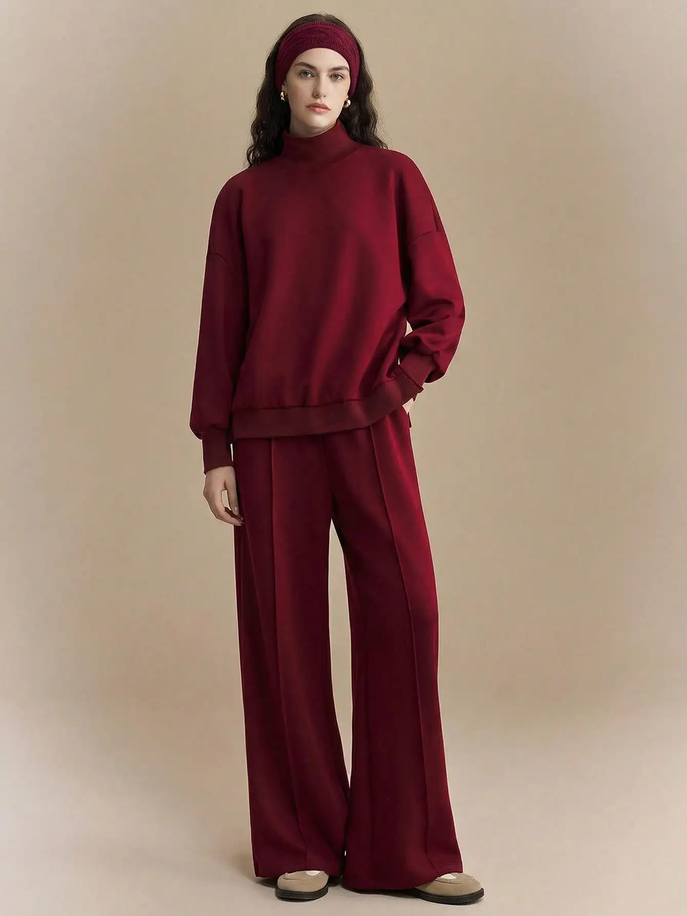 Bordeaux 2-delige set: top met hoge hals en lange mouwen & wijde broek, minimalistische urban casual stijl
