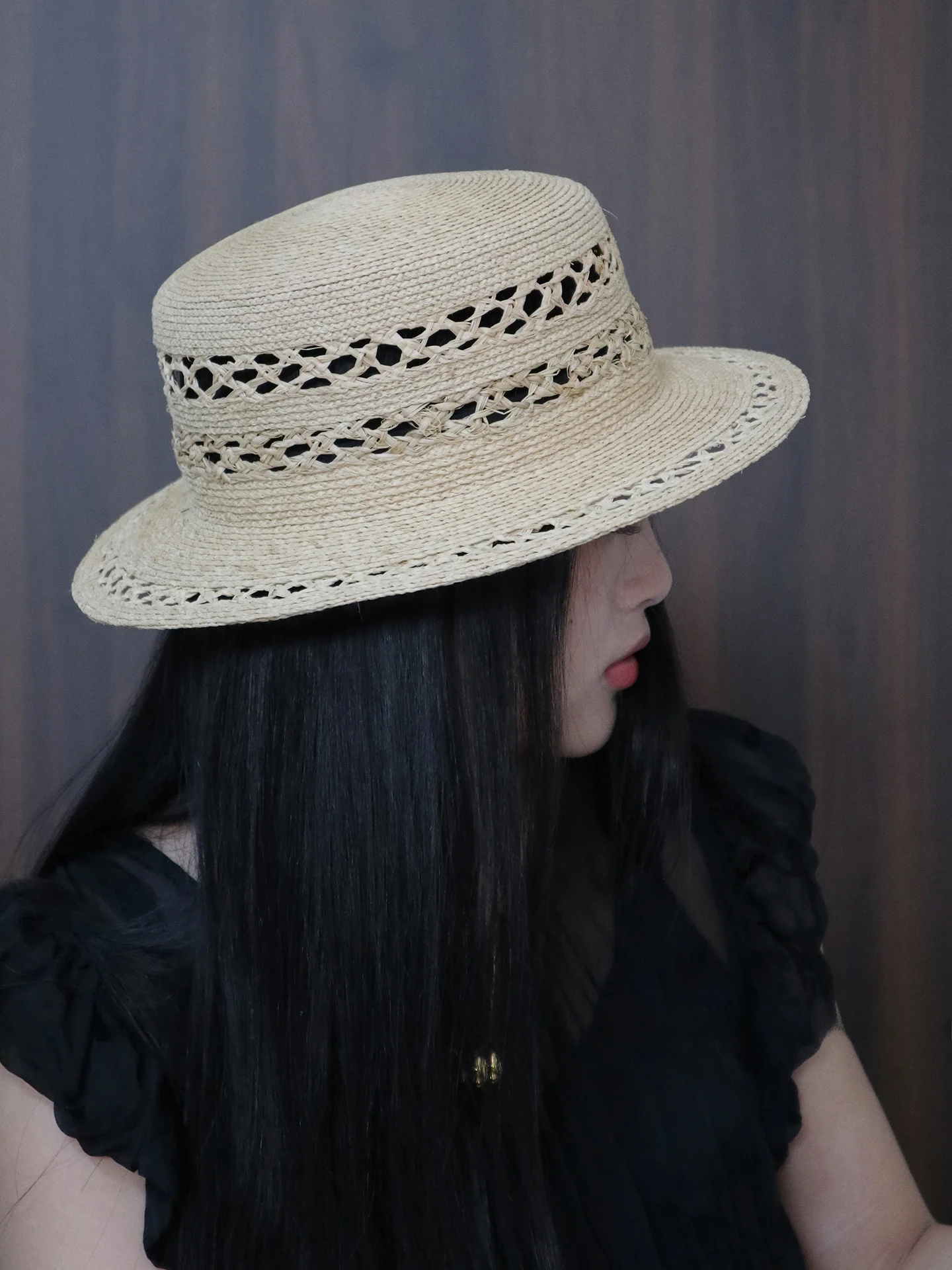 手織りフラットトップ麦わら帽子-レディース-夏-ビーチ-バケーション-日よけ帽子-ラッカー加工中空デザイン-天然ラフィア素材