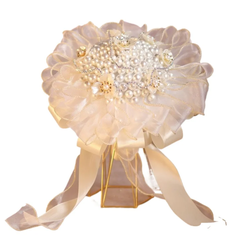 the-new-bride-holds-flowers-for-wedding-handmade-gifts-for-her-girlfriends