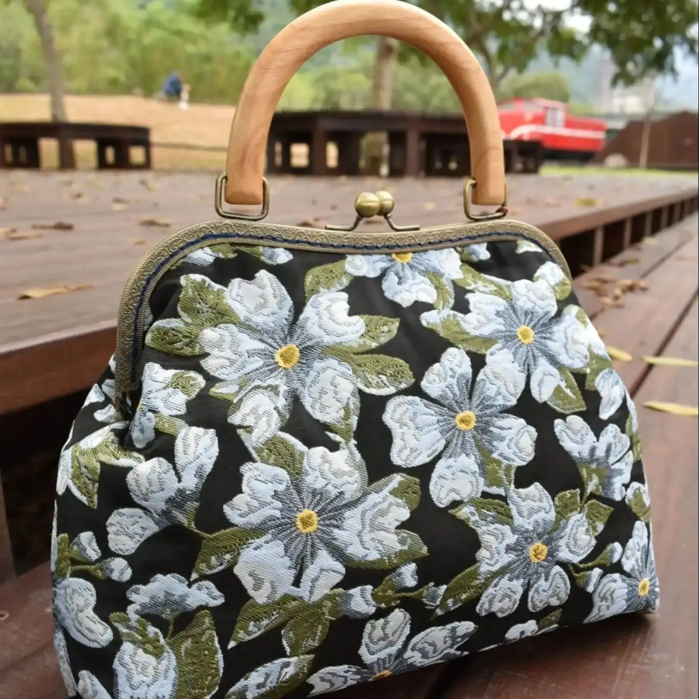 

Винтажная сумка с цветочной вышивкой и деревянной ручкой, с золотым поцелуем и замком, жаккардовая ткань, кошелек с застежкой через плечо, Гобеленовая Сумка-Бермуд