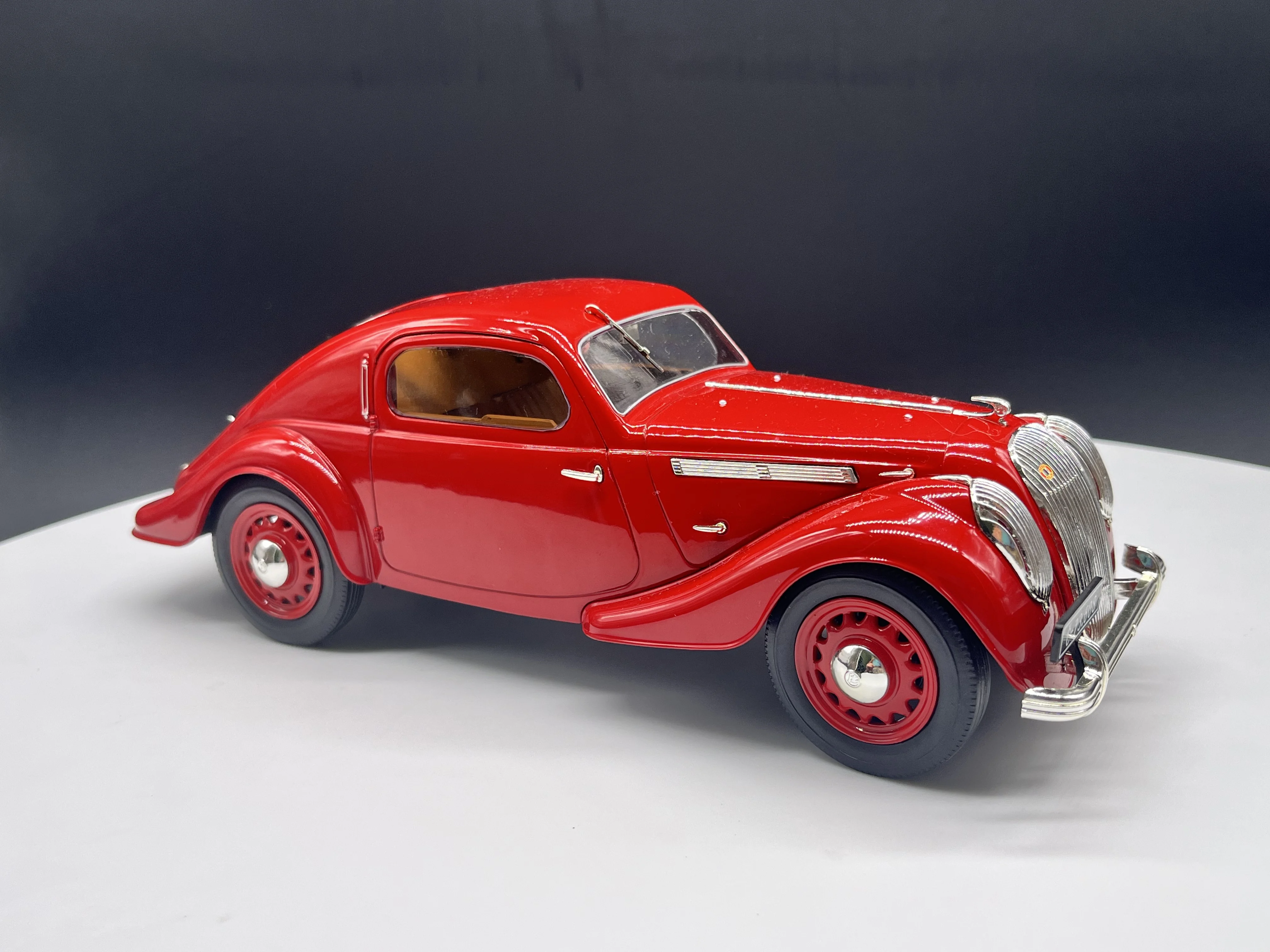 1:18 Scale Diecast Alloy Skoda Monte Carlo Toys Vintage Cars Model Classic Adult Souvenir Gift Static Display Desktop Decoration