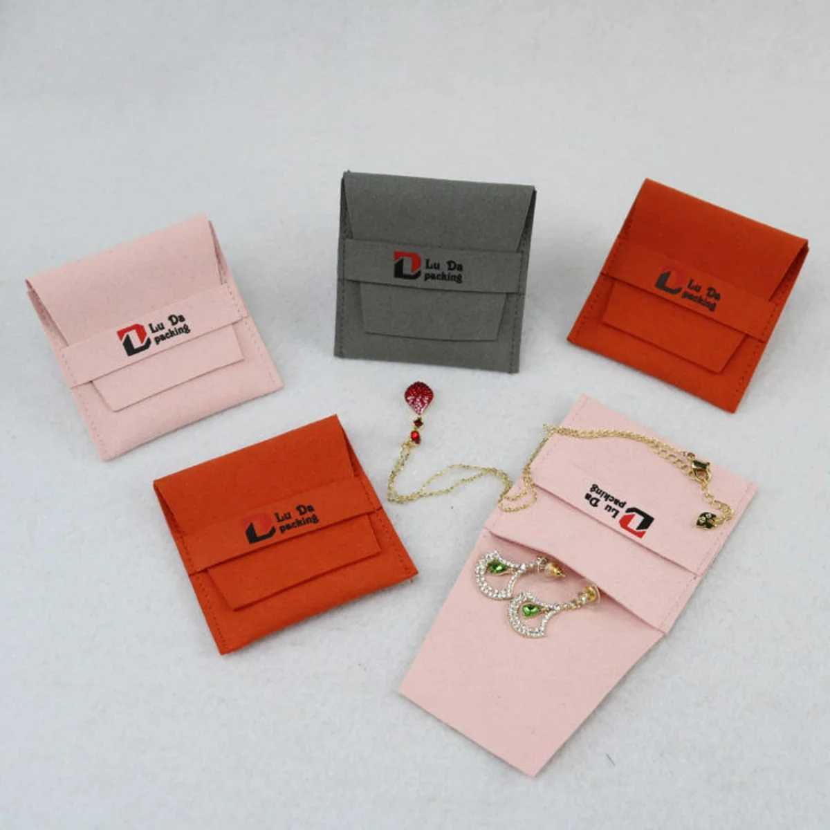 

100pcs Personalized Flap Microfiber Jewelry Pouch String Closure Suede Velvet Jewellery Bag Can Custon Logo for Wedding Gift