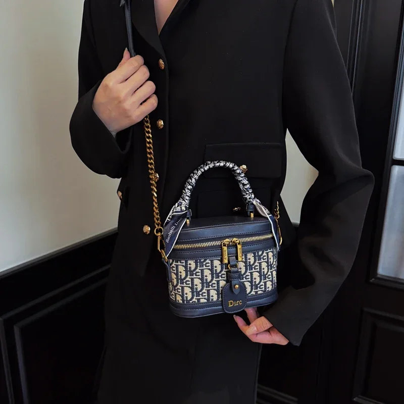 

Простая и стильная сумка-мессенджер однотонного цвета с логотипом-буквой, высококачественный дизайн для повседневного использования женщинами.