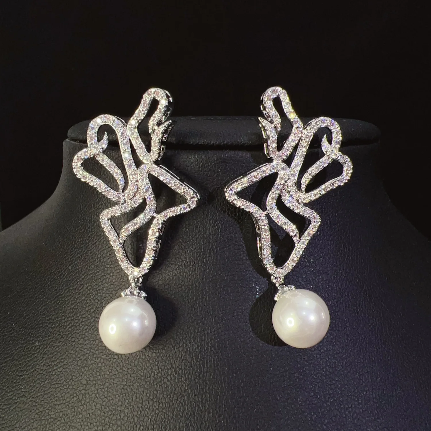 Elegant Light Luxury Cute Set White Pearl Necklace and Earrings Women's Event Exquisite Jewelry Wedding Bridal Ball Gift M-1114