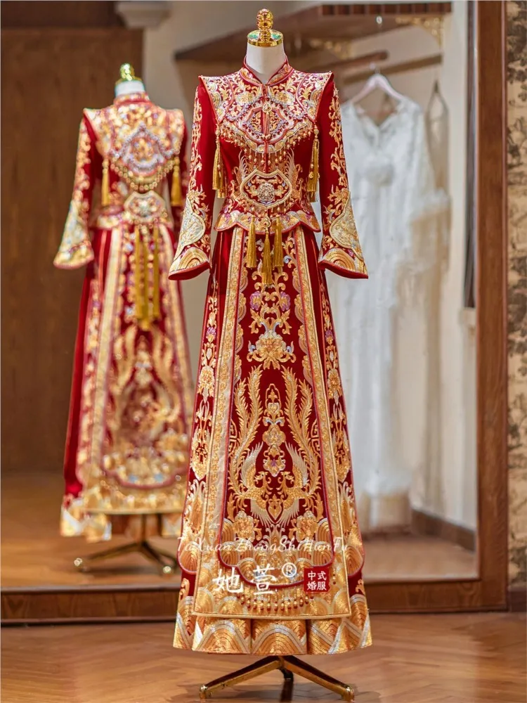 The wedding dress of dragon and phoenix gown Chinese-style