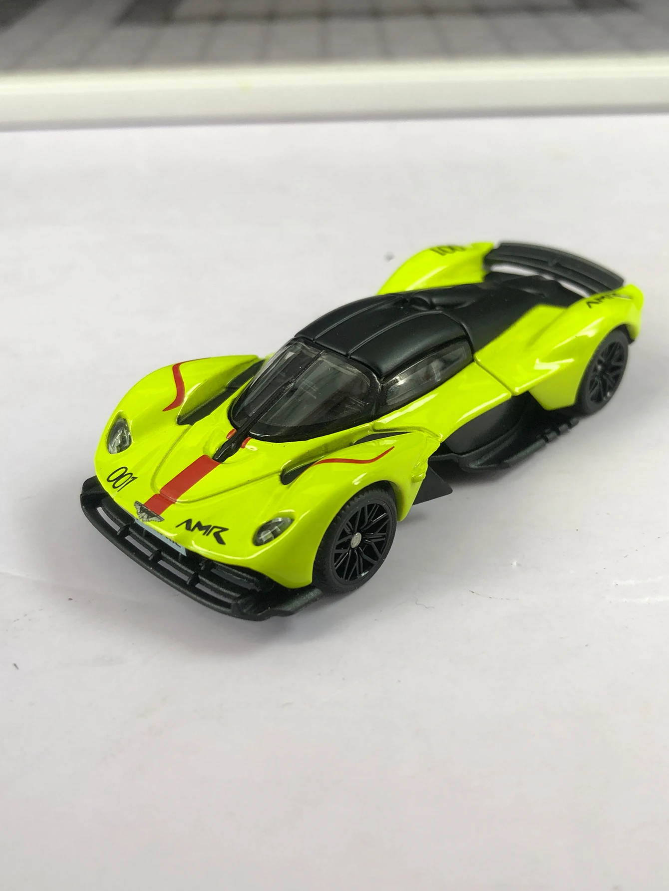 

TSC 1:64 имитация цинкового сплава Aston Martin Valkyrie модель автомобиля, статическое украшение, металлический коллекционный подарочный автомобиль