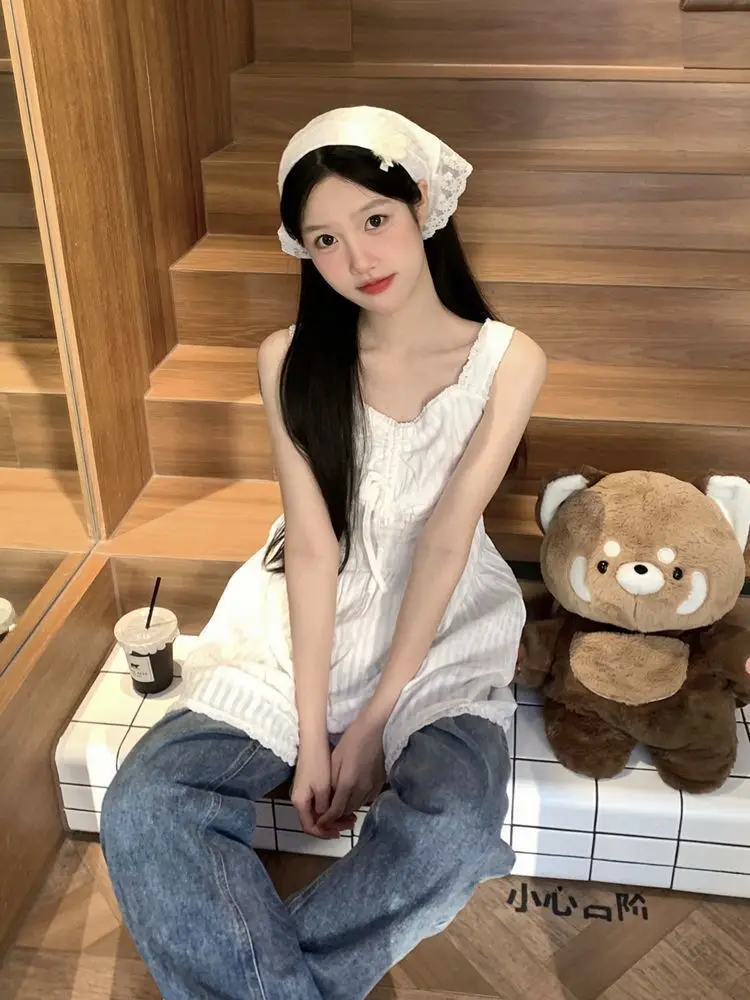 Vestido branco de tiras para verão feminino, renda doce francesa, figura pequena, cintura cinched e emagrecimento, saia curta em camadas