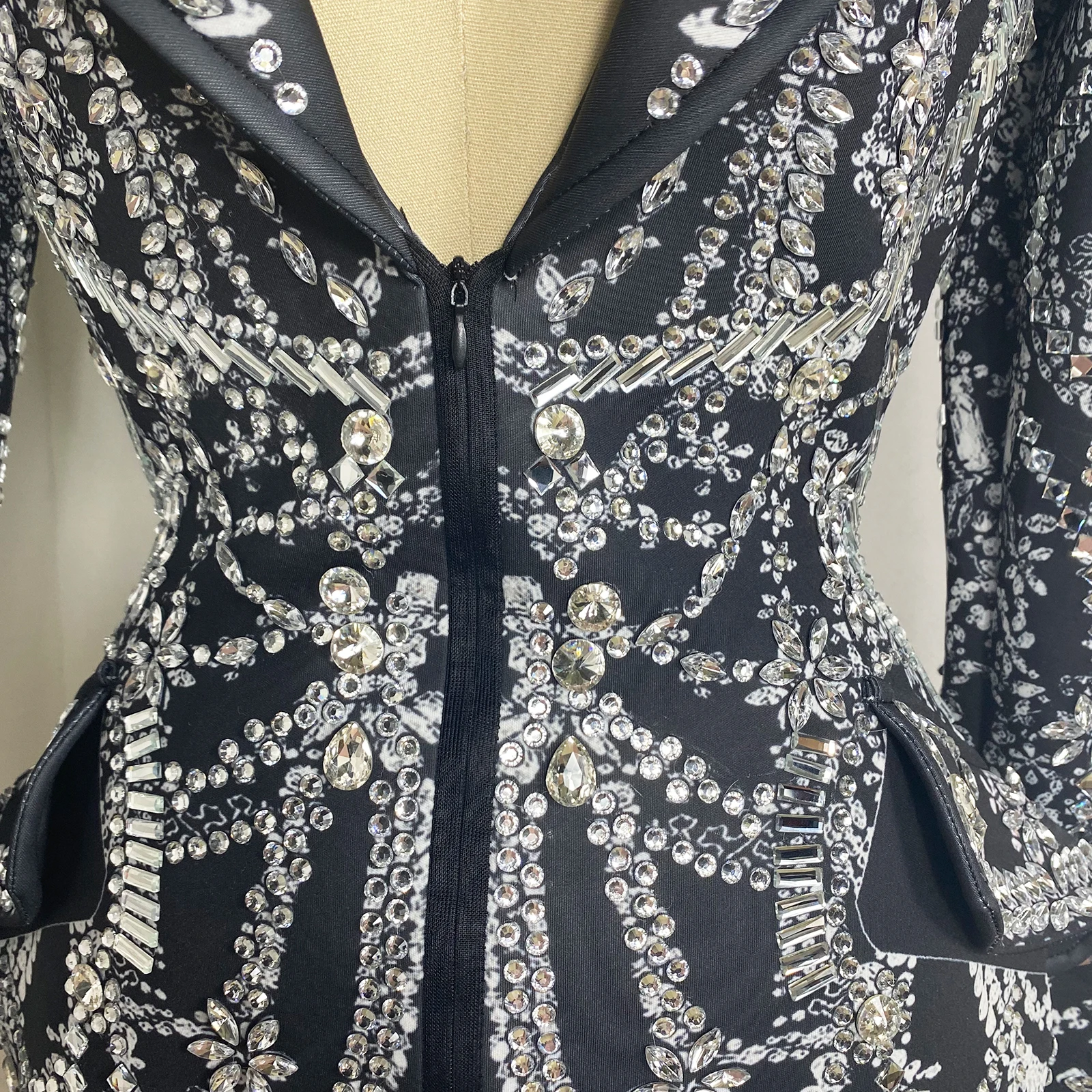 drag queen kostuum mode glitter kristal steentjes lange mouw jurk diepe v-hals zwart club feest verjaardag DS zanger show