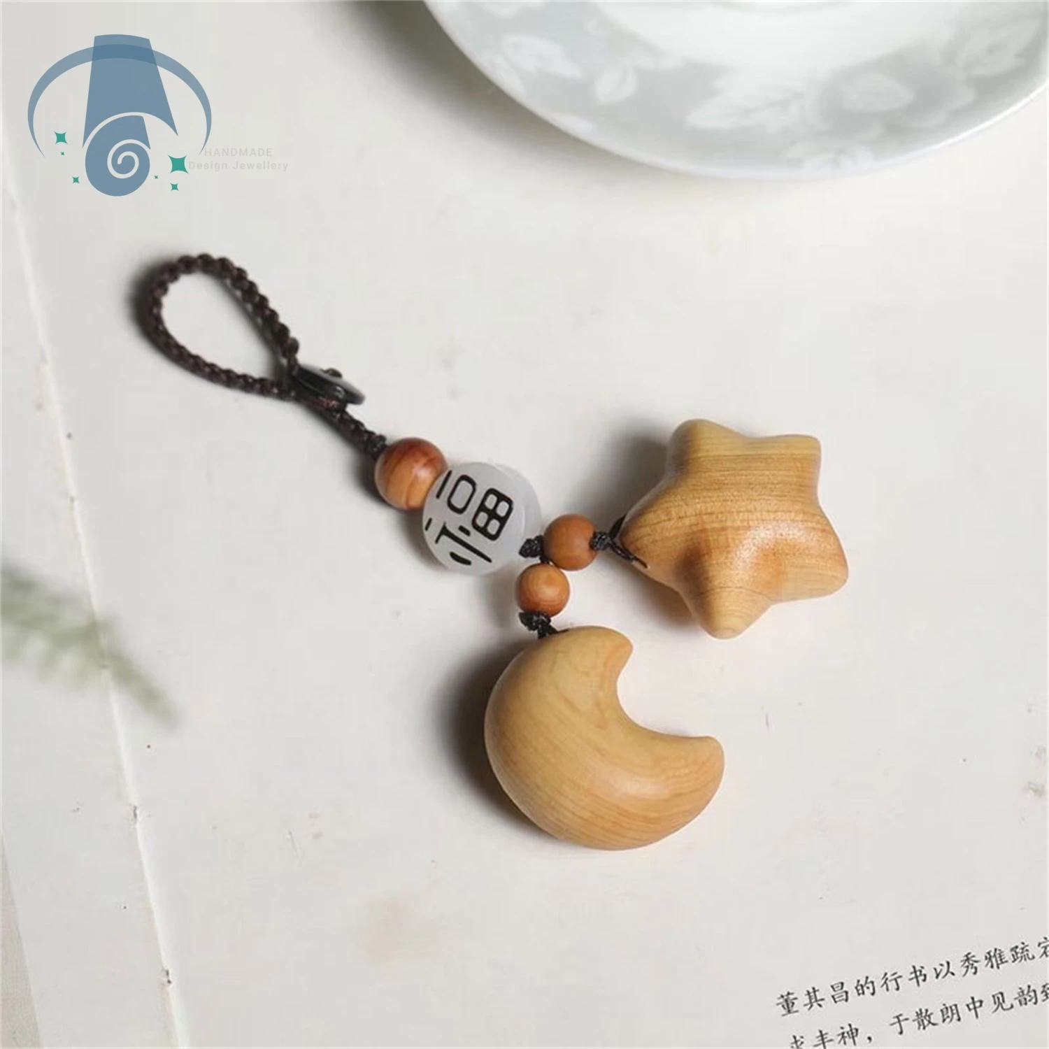 

Romantic Couple Keychain Handmade Cliff cypress wood Carving Star Moon Design Unisex Gift for Him Her Phone Bag Accessories ﻿