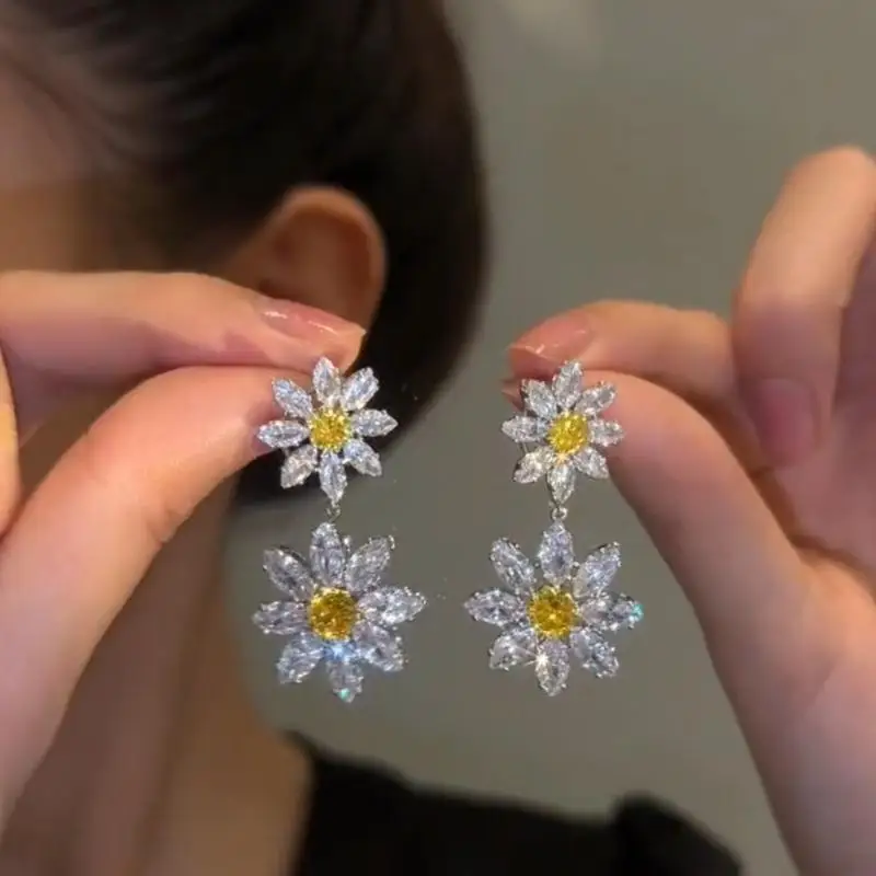 New Trendy Cute Daisy Flower Stud Earrings Sweet Sunflower Luxury Rhinestone CZ Earrings For Women Girls Party Jewelry Gift