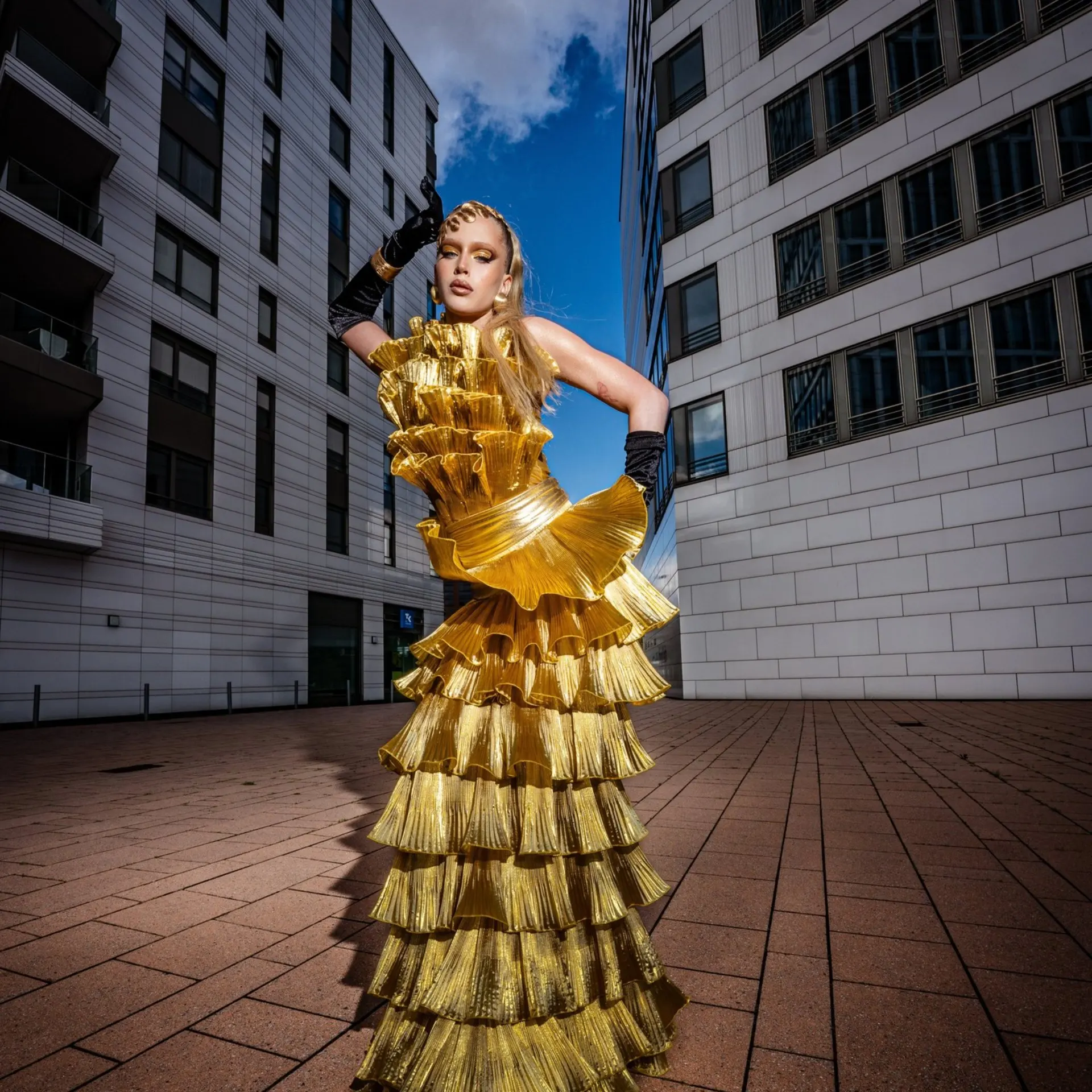 Złota, marszczona długa suknia wieczorowa z odkrytymi ramionami, warstwowa suknia maxi, cekinowa suknia na imprezę, bal dla kobiet 2026, plisowane suknie galowe.