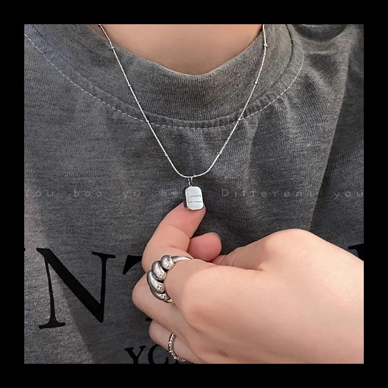 بسيطة حلوة وباردة الفضة مربع إلكتروني قلادة المرأة 2024 جديد تي شيرت سترة سلسلة ضوء الفاخرة المتخصصة الراقية Accessori