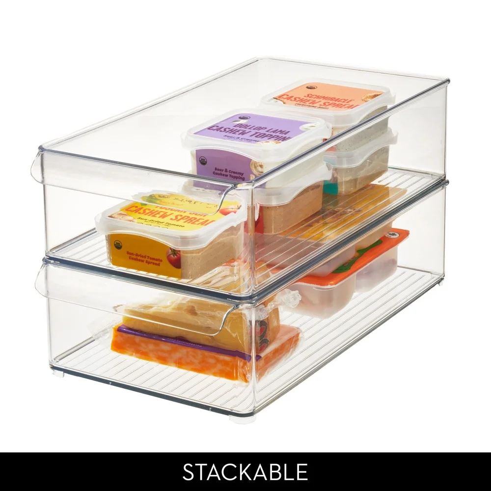 Durchsichtiger stapelbarer Kühlschrankbehälter aus Kunststoff mit Vordergriff zum Organisieren von Snacks, Joghurtbeuteln, Perishables und Haushaltsutensilien