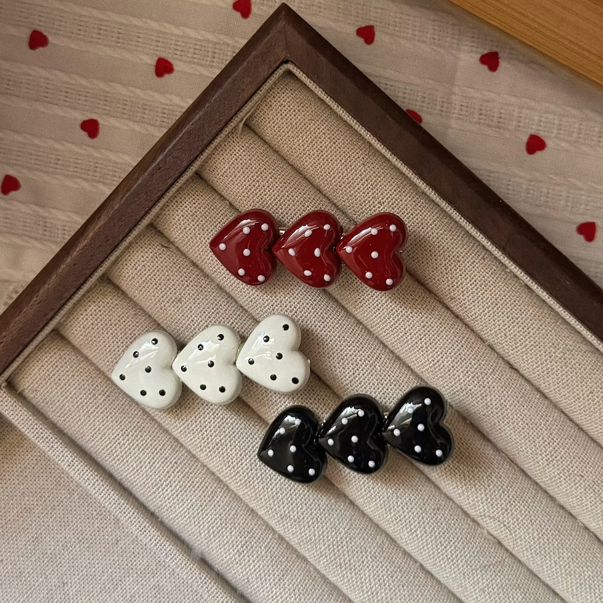 Chic Black & White Polka-Dot Heart Hair Clip – Korean-Style Cute Versatile and Trendy Duckbill Clip for Girls