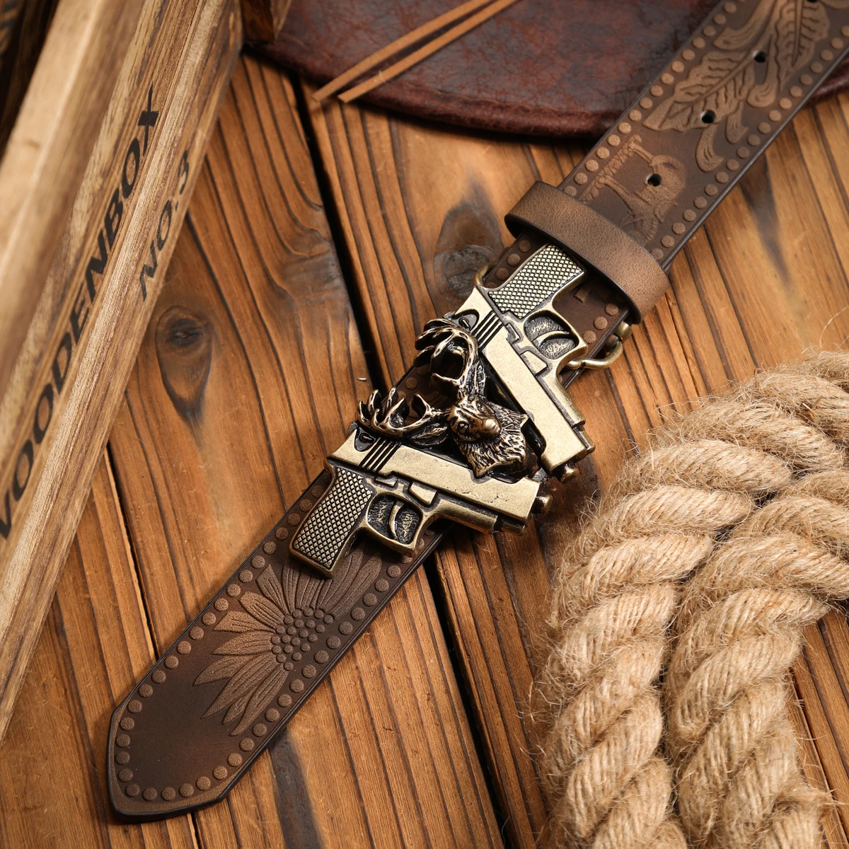 Ein PU-Gürtel im Western-Stil, geeignet für Männer und Frauen, ein einzigartiger Retro-Gürtel in Dunkelbraun (mit perforierten Nieten) – Detail 10