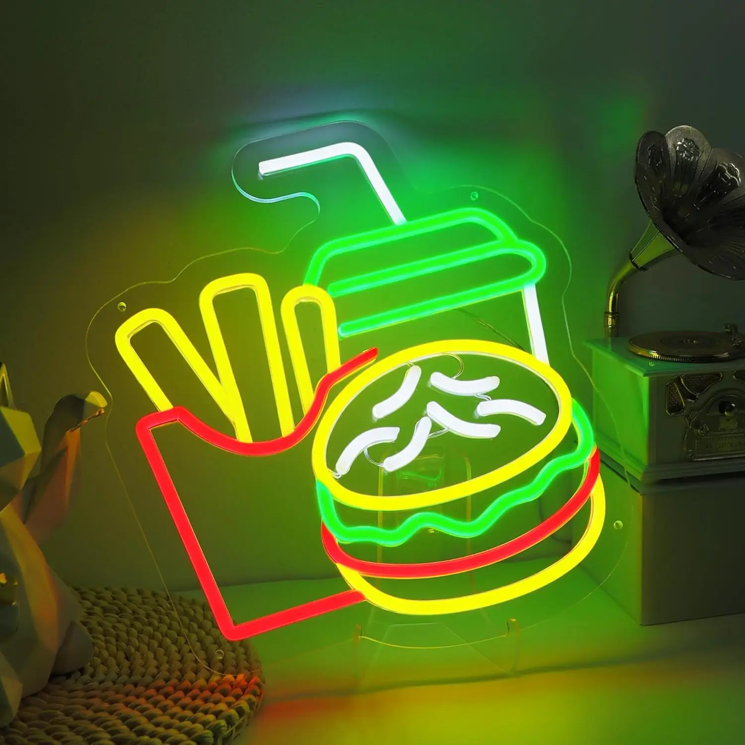 Detalhe do letreiro neon de hambúrguer e batata frita mostrando a qualidade da iluminação LED e o acabamento.