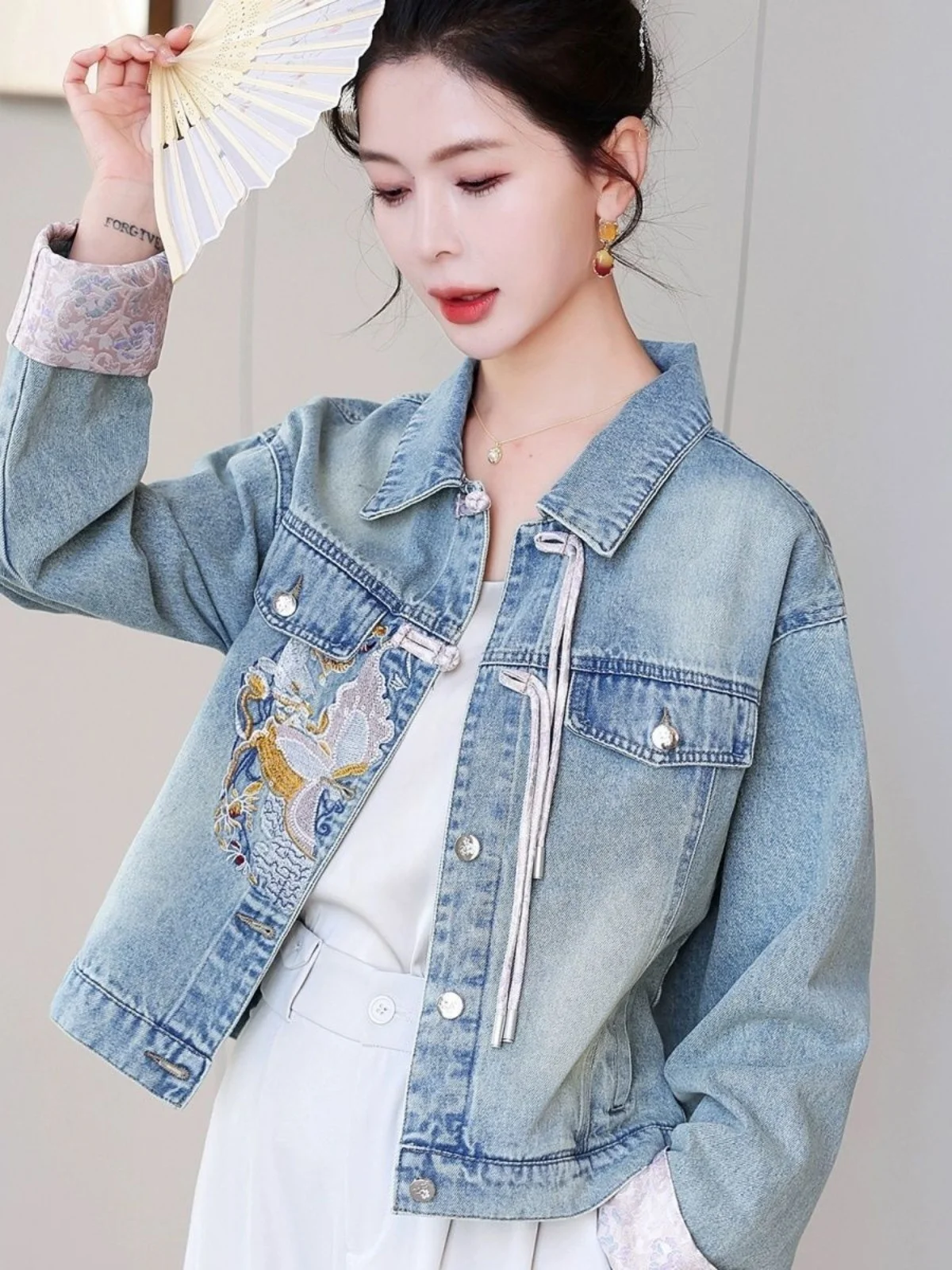 

ort Denim Jaet, женское весенне-осеннее пальто, новинка 2025, с вышивкой на пуговицах, китайский национальный тренд, верхнее пальто с воротником, длинное...