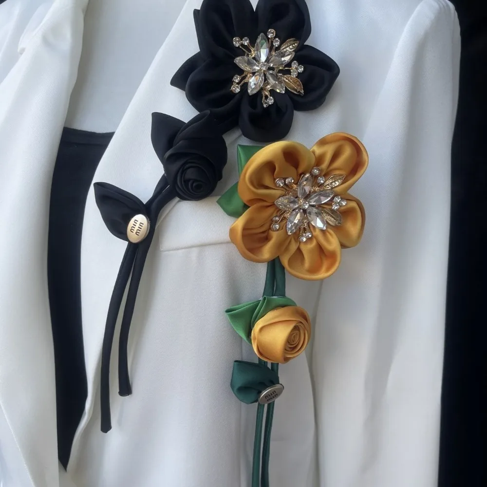 Luxurious Satin with Diamond Studded Flower Brooch Exquisite and Fashionable Rose Long Decorative Jacket Accessories Pin