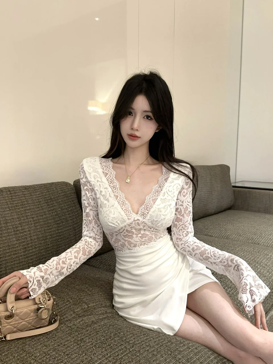 Seksowna sukienka z głębokim dekoltem w kształcie litery V, imitująca dwuczęściowy komplet, z wysokim stanem, podkreślająca temperament, asymetryczna, wyszczuplająca, z koronkowym wiązaniem na biodrach.