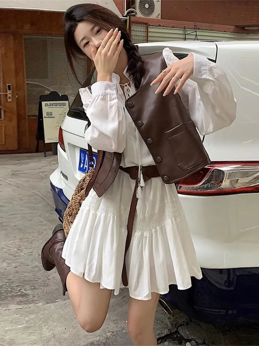 เสื้อกั๊กหนัง PU สไตล์อเมริกันสำหรับผู้หญิง รุ่นใหม่ปี 2025 แฟชั่นเสื้อคลุมตัวนอก กระโปรงซ้อน ทรงเข้ารูป ตกแต่งกระดุม สำหรับฤดูใบไม้ร่วง