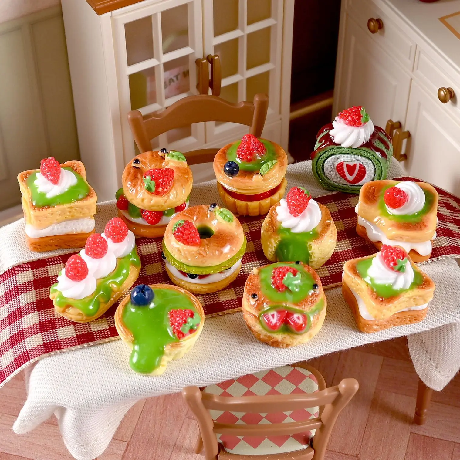 

5pcs Dollhouse Cake Matcha Jam Strawberry Cream Fruit Cake Model Kitchen Scene Resin DIY Decorative Doll Accessories Miniatures