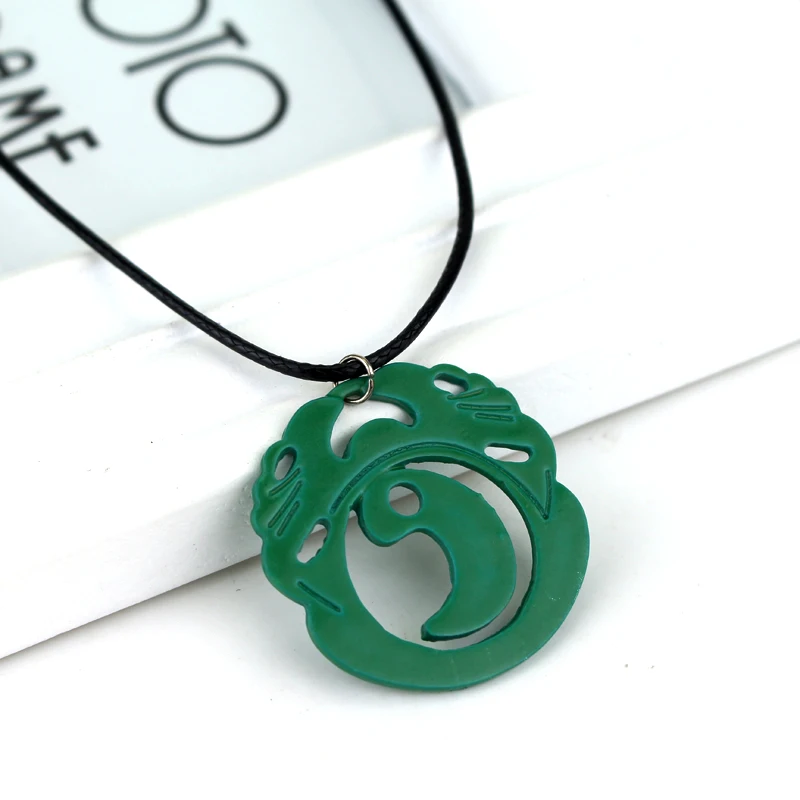 Tomb Raider Lara Croft Green Pendant Necklace - Retro Hollowed Cosplay Jewelry Creative Game-Themed Accessory for Fans Gift ﻿ view 3