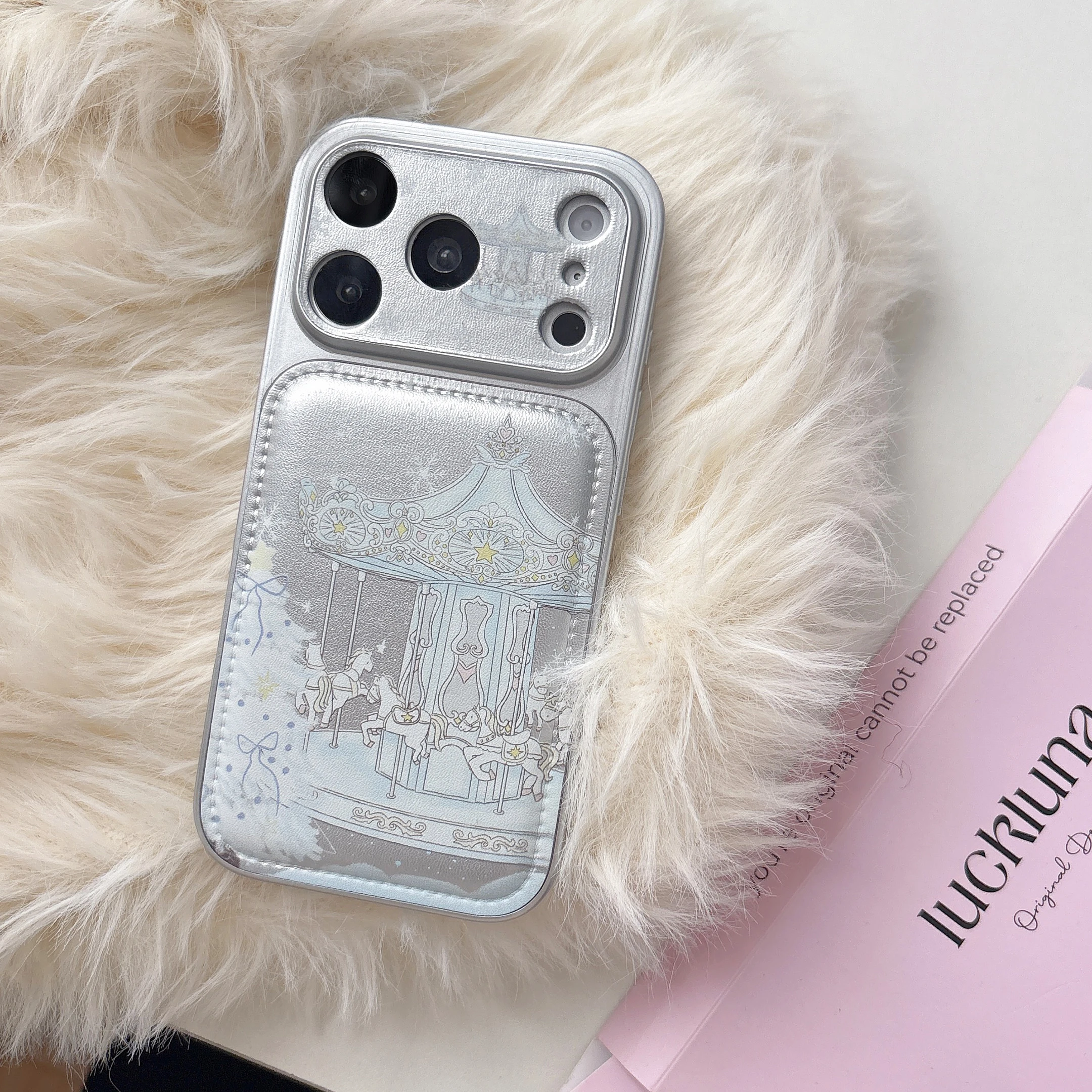 Verzaubertes Karussell, glänzendes silbernes PU-Leder, verträumte märchenhafte Handyhülle für iPhone 17, 16, 15, 14, 13 Pro Max, Rückseite