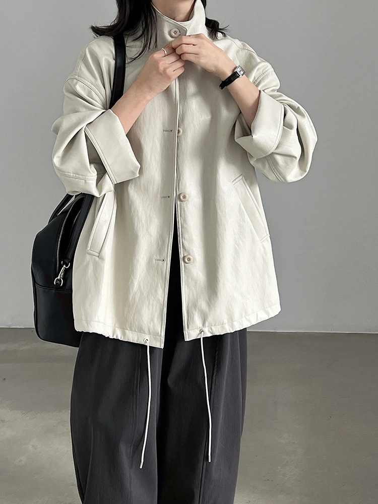 [EAM] Beige Drawstring Big Size PU Leather Jacket New Stand Collar Long Sleeve Women Coat Fashion Tide Spring Autumn 2026 1DJ949