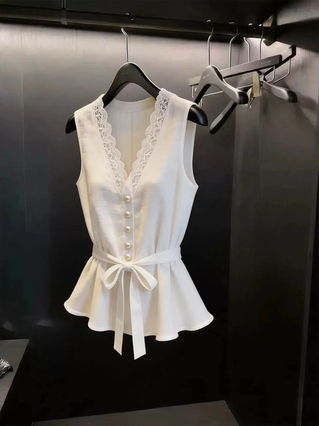 

New Lace Patchwork V-Neck Design Summer Knot Waist-Cinching Sleeveless Top Women's Commute Style Straight Cut Vest