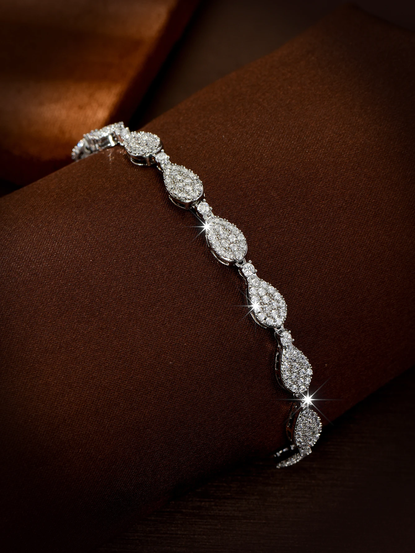 HIBRIDE Luxury Jewellery Elegant Full Star Women's Hundred Daily Bracelet Jewellery Accessories Evening Holiday Gift Party B72