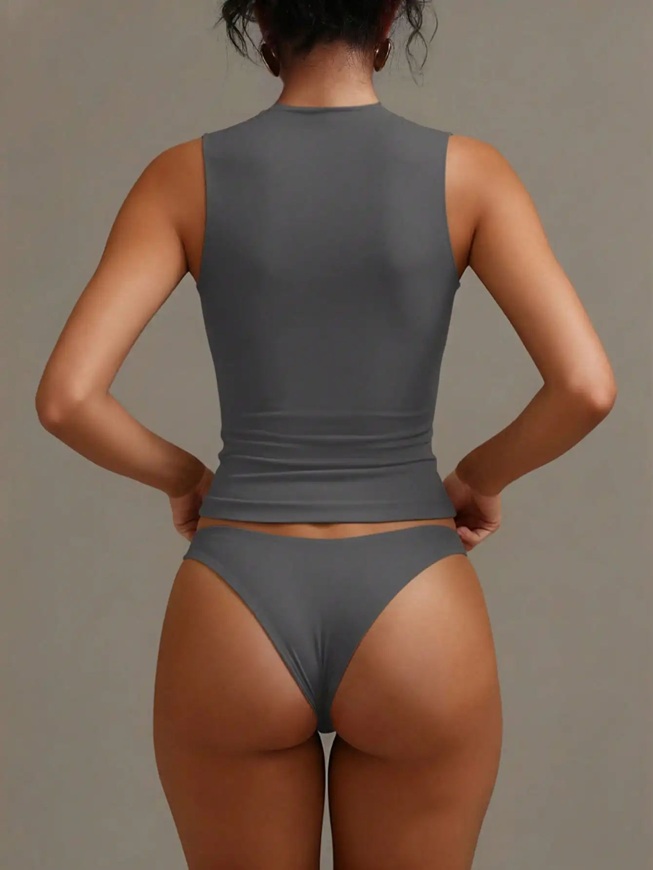 Camiseta ajustada elástica de doble capa superior de base sólida sin mangas con cuello medio