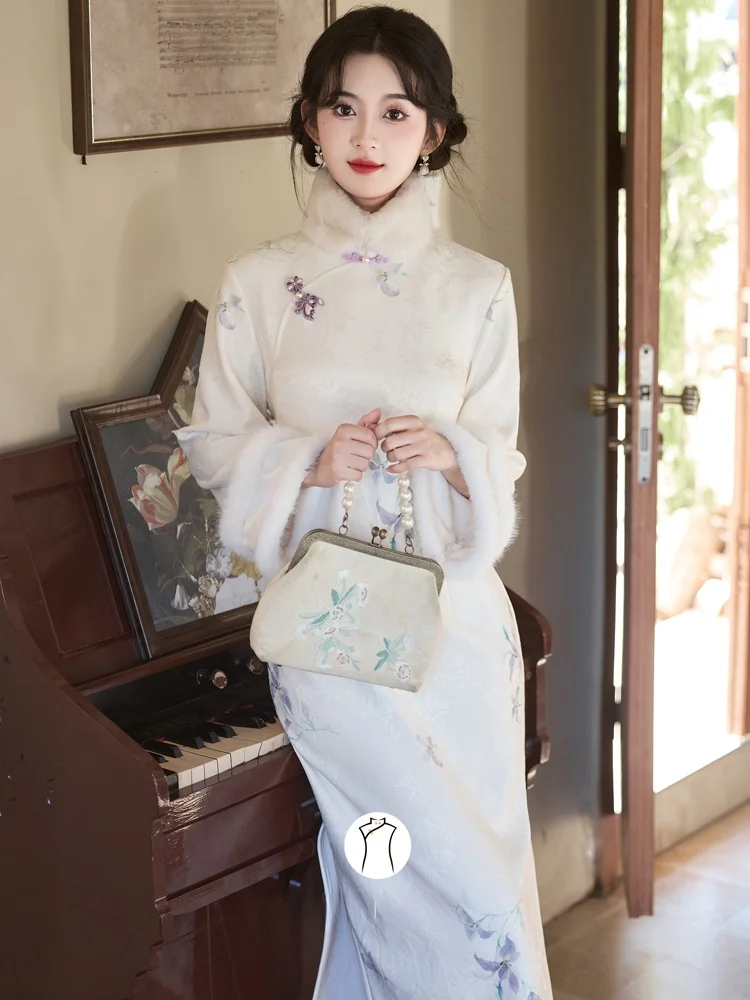 

Новое китайское национальное платье-халат с длинными рукавами и флаговым узором, зимнее, утепленное, с цветочным принтом, коллекция 2025 года