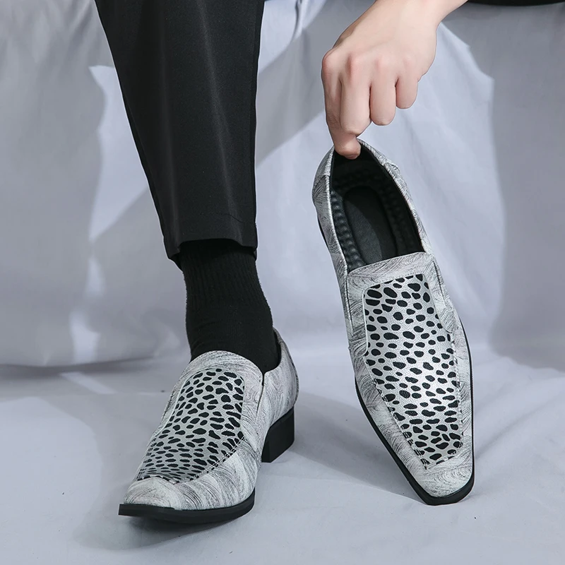 

Pointy leather shoes men 2024 new British plus size fashion personality banquet host hair stylist trend men's shoes