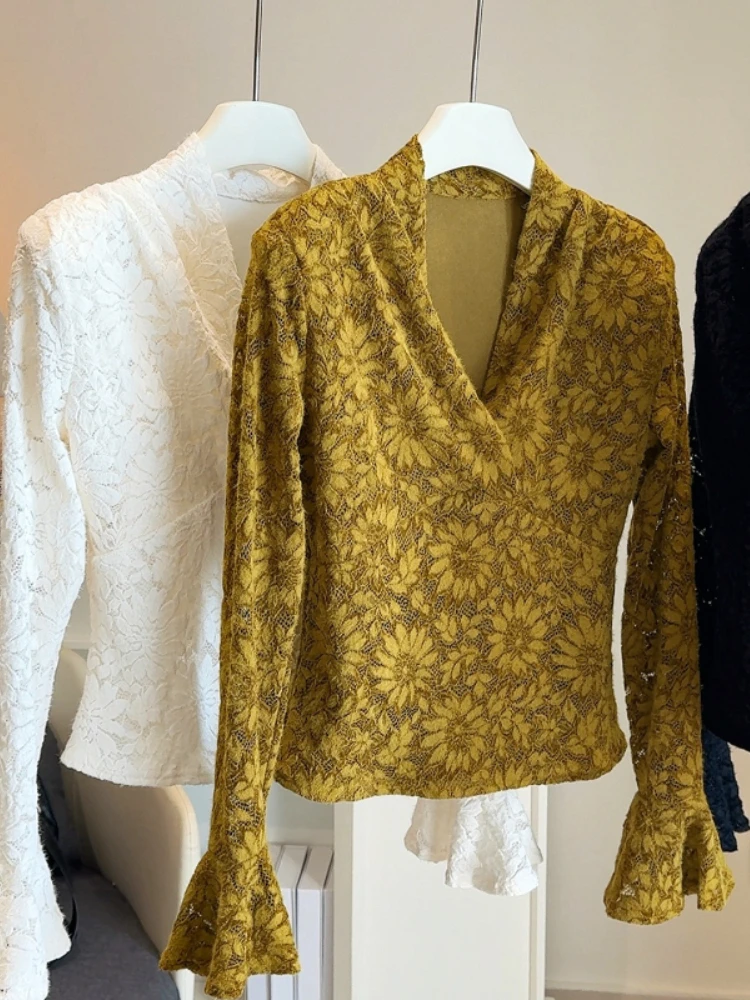 

Elegant Floral Lace V-Neck Top with Flared Cuffs Fleece-Lined 2025 Fall/Winter Fashion Blouse for Women