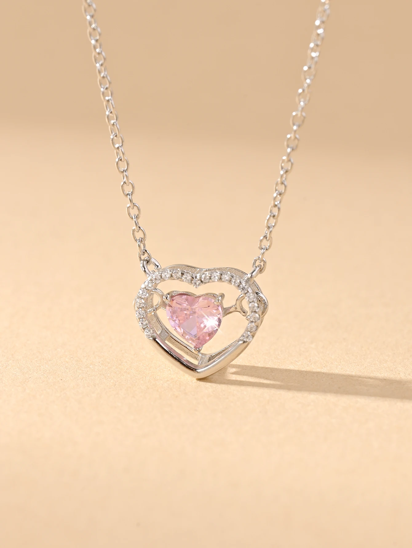 لدي Uou في قلبي. 925 فضة مطعمة بتصميم مجوف من الزركون الوردي على شكل قلب، هدية عطلة حلوة وأنيقة