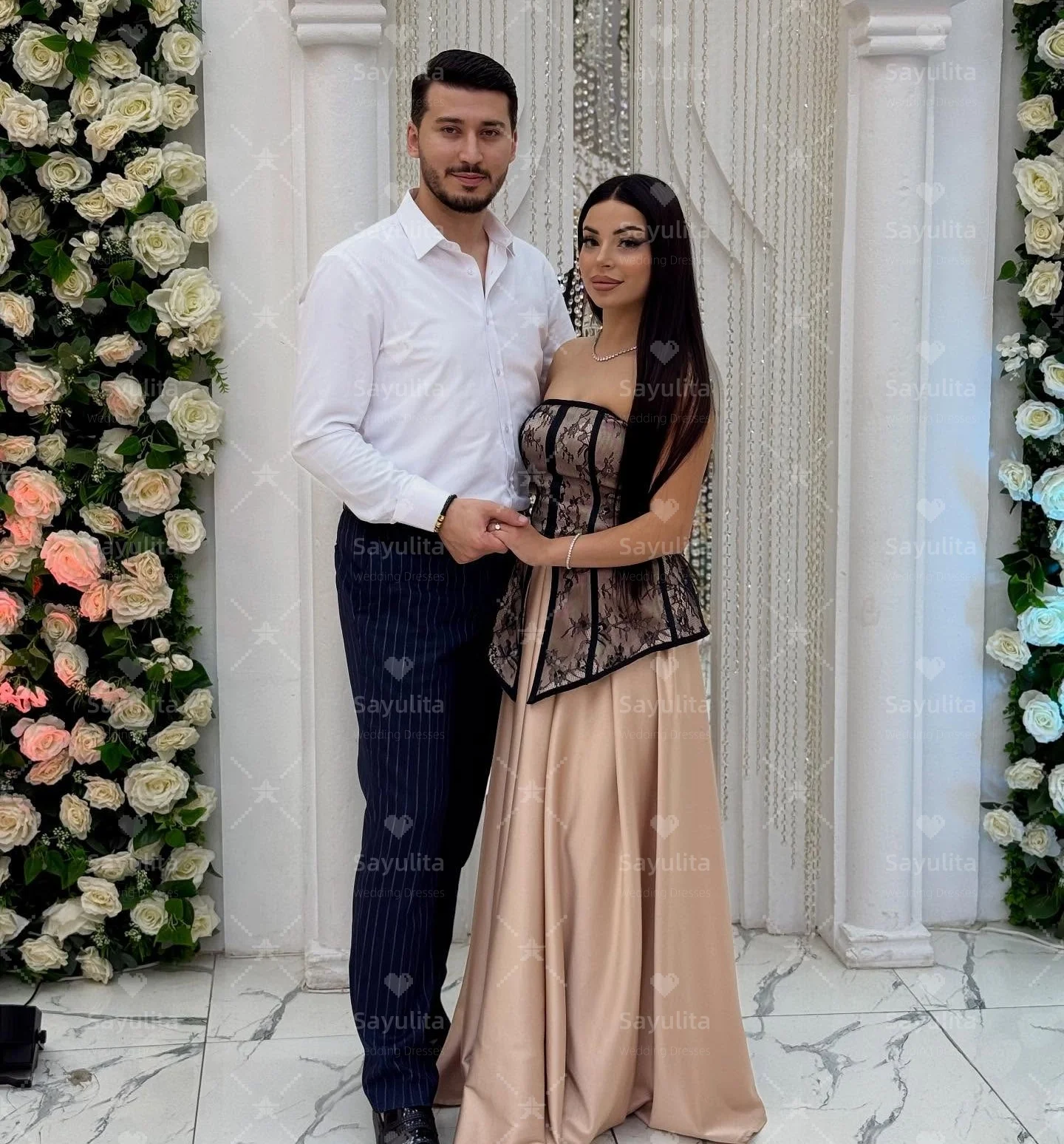 Sayulita 블랙 레이스 Strapless 댄스 파티 드레스 지퍼 백 섹시한 이브닝 가운 긴 Ruched A 라인 웨딩 파티 드레스 맞춤형