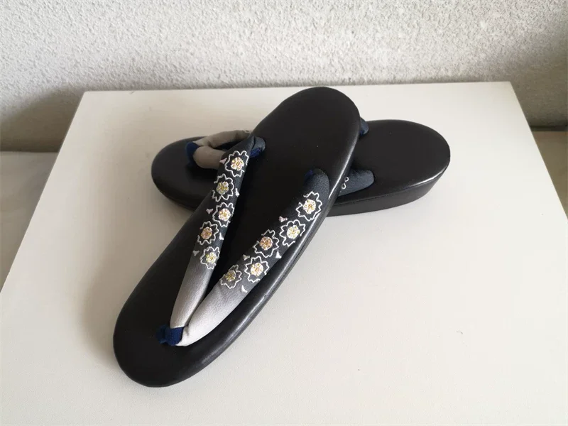 Japanese Embroidered Zori Sandals – Traditional Kimono Flip-Flops with Gradient DesignSoft Sole for Cosplay & Cultural Wear