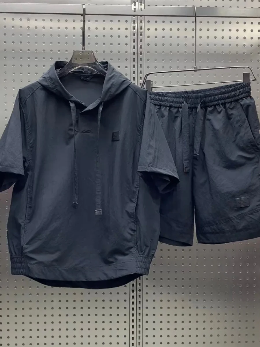 

Летний легкий дышащий комплект с защитой от ультрафиолета: цветные шорты с капюшоном и свободные спортивные брюки для мужчин, повседневный стиль.