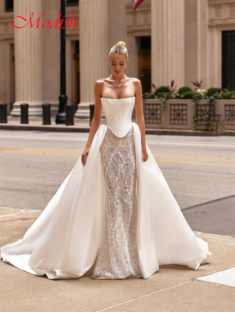 カスタマイズされたソフトホワイトレースのウェディングドレスフォーマルストラップレスノースリーブブライダルガウン夢のようなマーメイドコートトレインベスティドデノビア