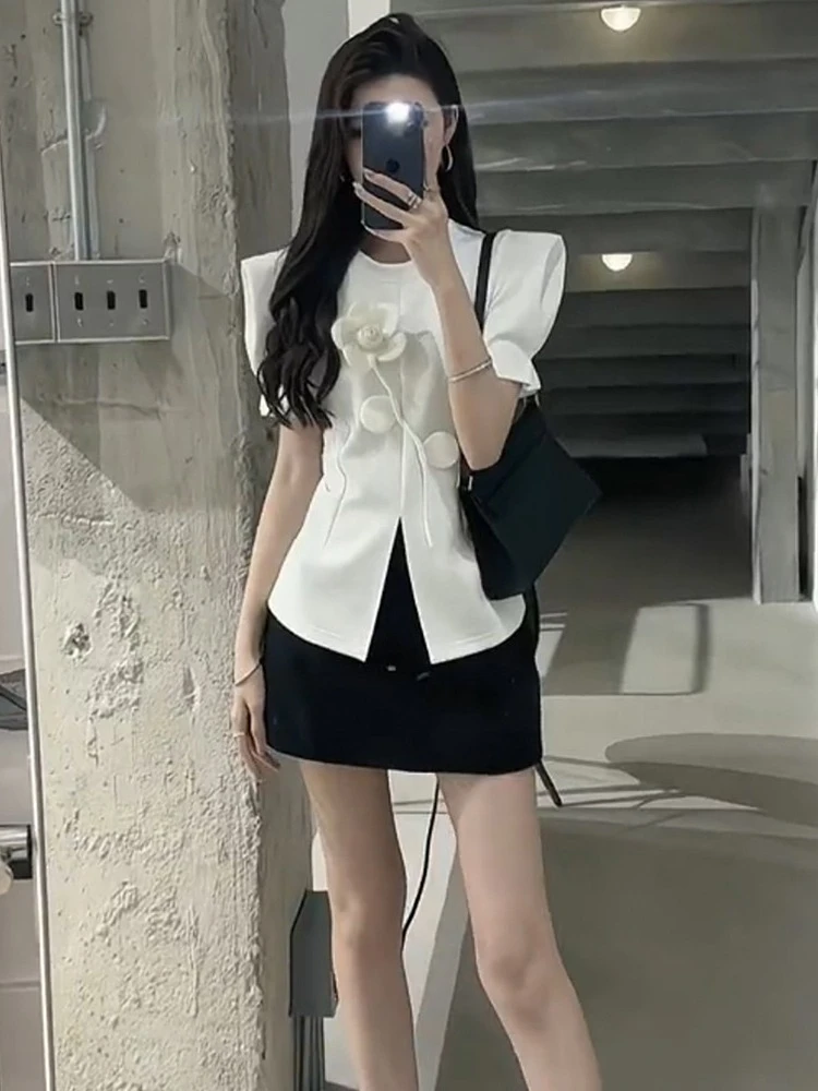 แฟชั่นสามมิติดอกไม้รอบคอสั้นเสื้อยืดผู้หญิง 2025 ฤดูร้อนสีทึบเสื้อยืดเอวอารมณ์เสื้อ