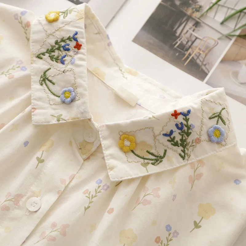 2025 Новая блузка в свежем стиле кантри с маленьким цветочным принтом и воротником, вышивкой из хлопкового материала для свободных и удобных женщин