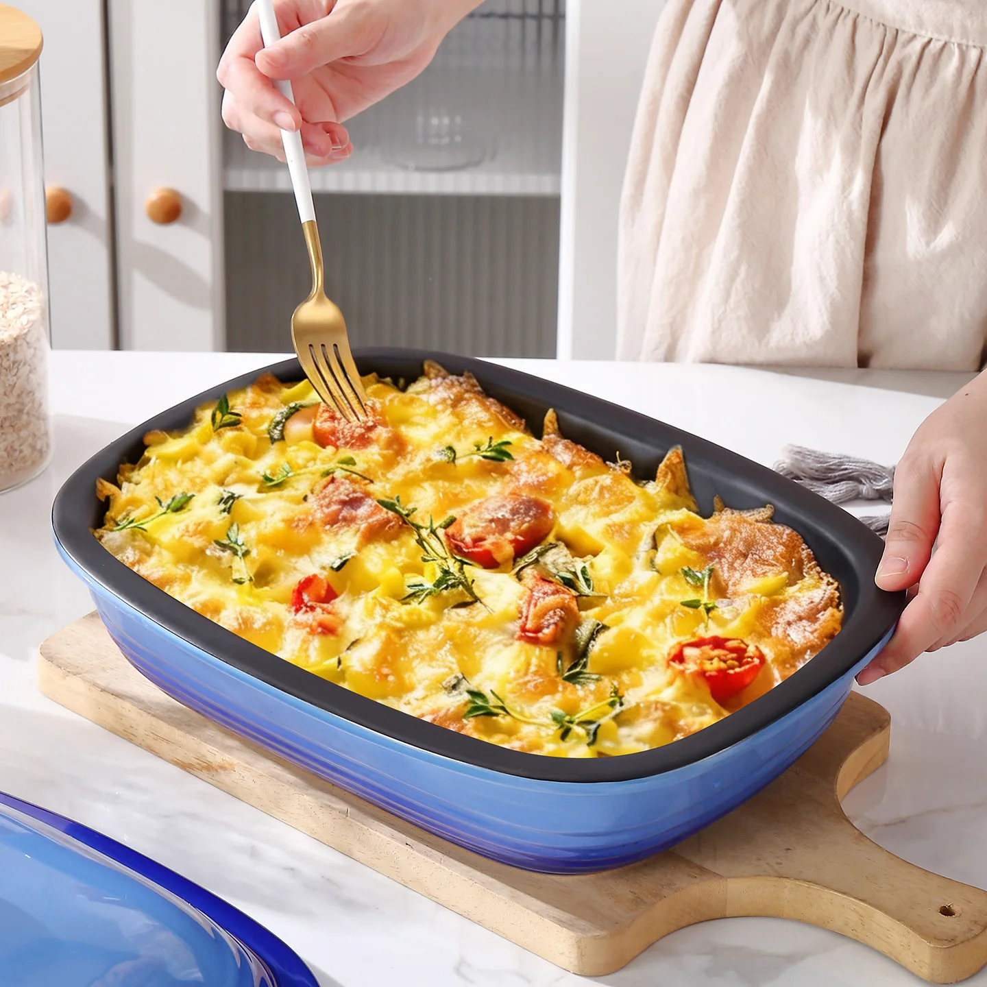 LingAo--Western-style gradient blue ceramic microwave baking tray with lid capacity, large cheese baking rice plate