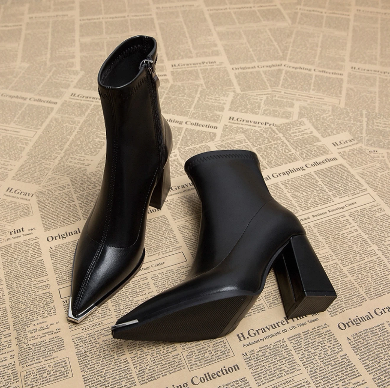 Neue Herbst- und Winter-Damen-Stiefeletten mit spitzer Zehenpartie und klobigem Absatz, vielseitig und modisch, lässige High Heels 2025 – Detail 3