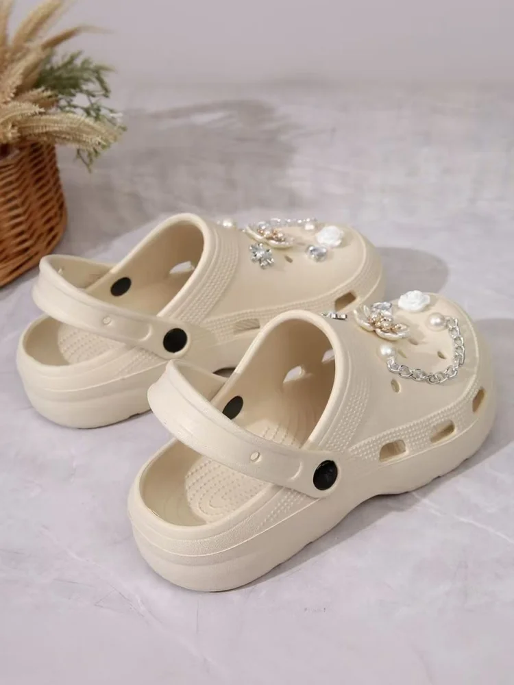 2025 nuevas zapatillas con agujeros para mujer de verano y otoño, zapatillas con punta de flor de perla y sensación de lujo